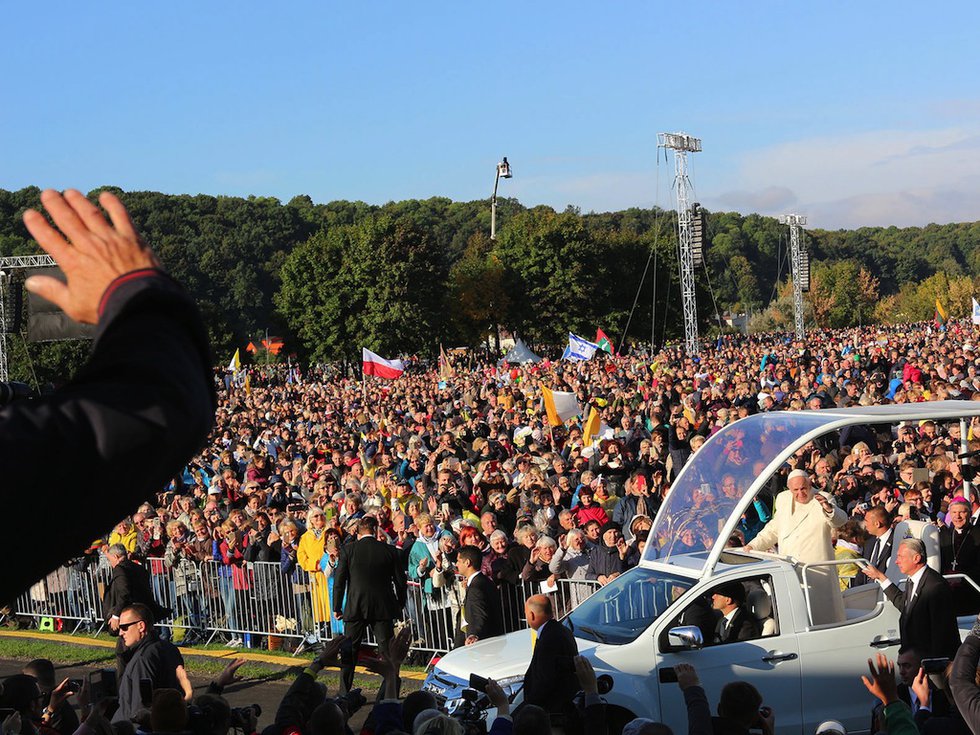 Digico Pope Pope Francis arriving for his Holy Mass in Kaunas’ Sàntakos Park.jpg
