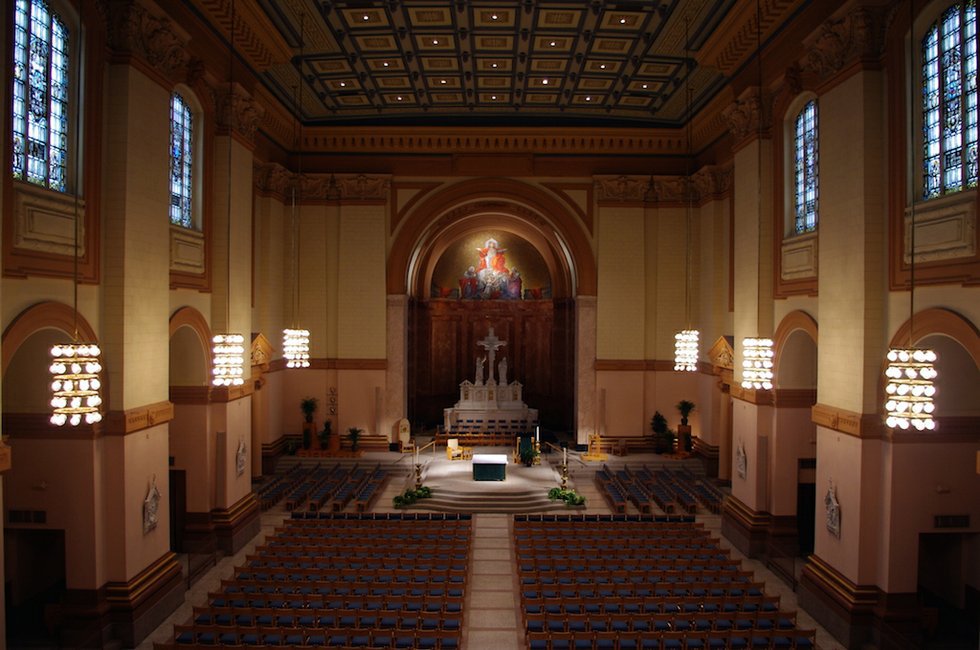 Saints_Peter_&_Paul_Cathedral_(Indianapolis,_Indiana),_interior,_nave_view_from_the_organ_loft.jpg.jpe
