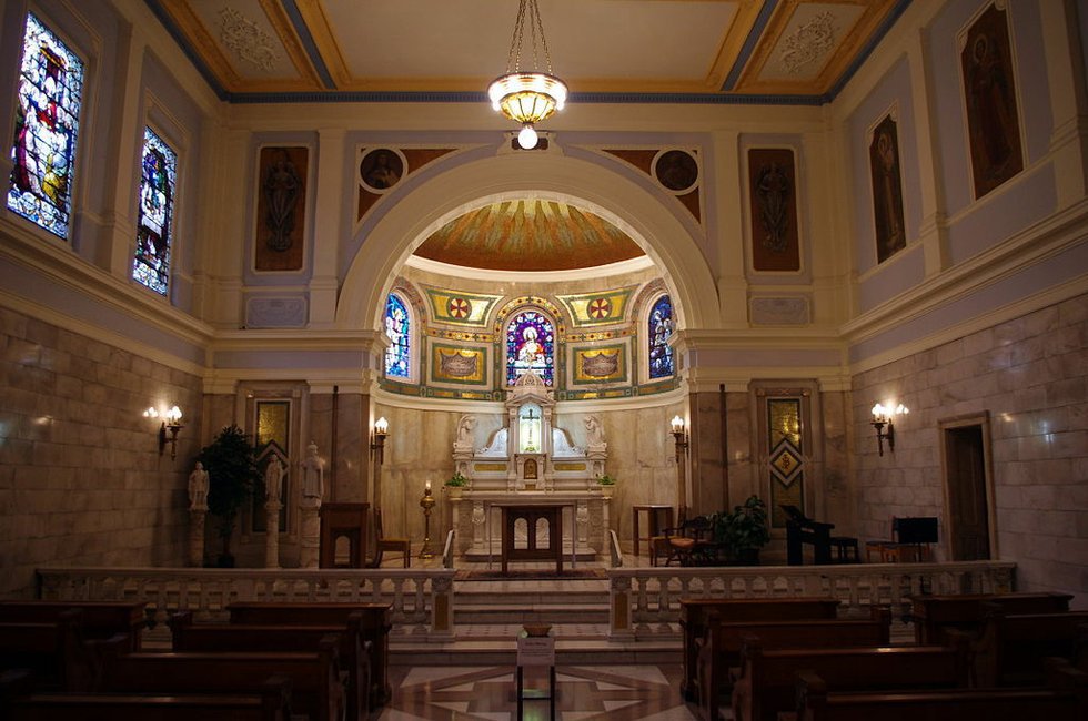 1024px-Saints_Peter_&_Paul_Cathedral_(Indianapolis,_Indiana),_Blessed_Sacrament_Chapel,_interior,_nave.jpg.jpe